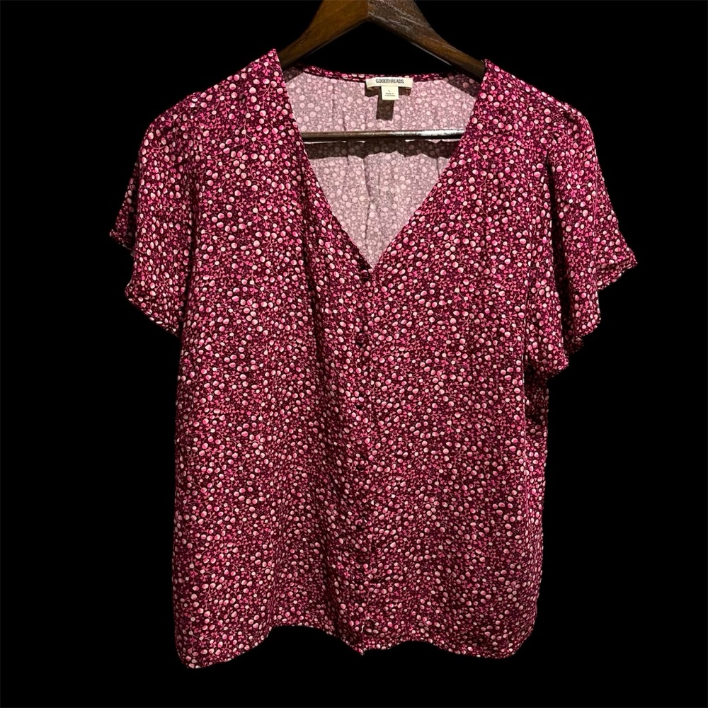 Short sleeve top.